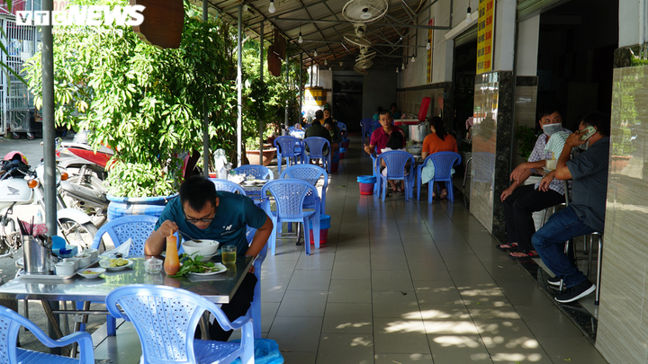 Quán phở, bún bò ở TP.HCM đắt hàng trong ngày đầu được bán tại chỗ - 6