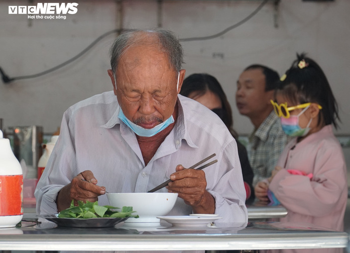 Quán phở, bún bò ở TP.HCM đắt hàng trong ngày đầu được bán tại chỗ - 3