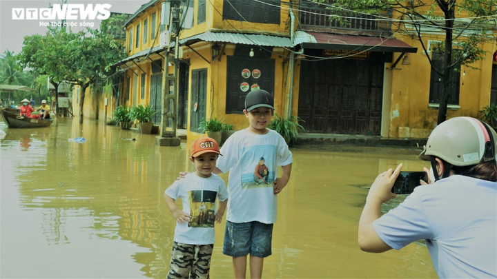 Du khách thích thú tham quan phố cổ Hội An mùa lũ, vì sao không tổ chức tour? - 1