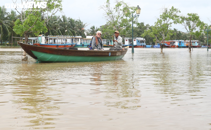 Du khách thích thú tham quan phố cổ Hội An mùa lũ, vì sao không tổ chức tour? - 2