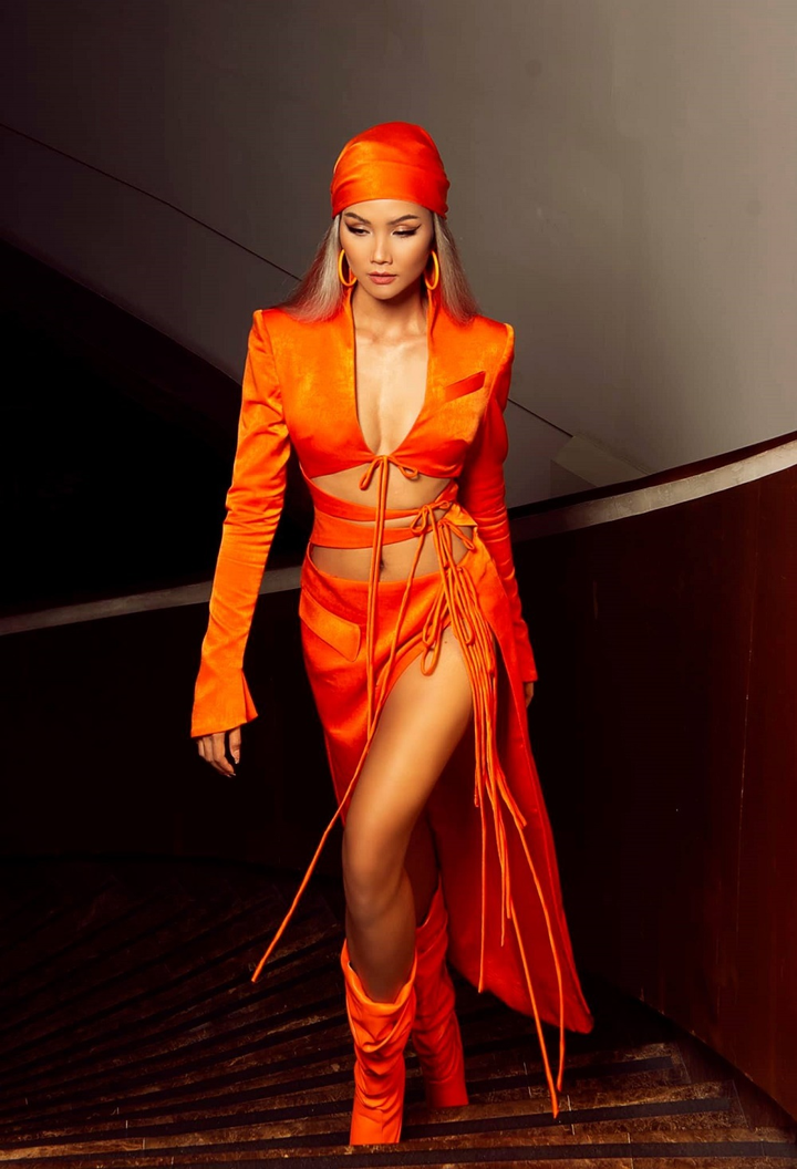 H'Hen Niê khoe phong cách thời trang gợi cảm, biến hóa khi ngồi 'ghế nóng' - 11