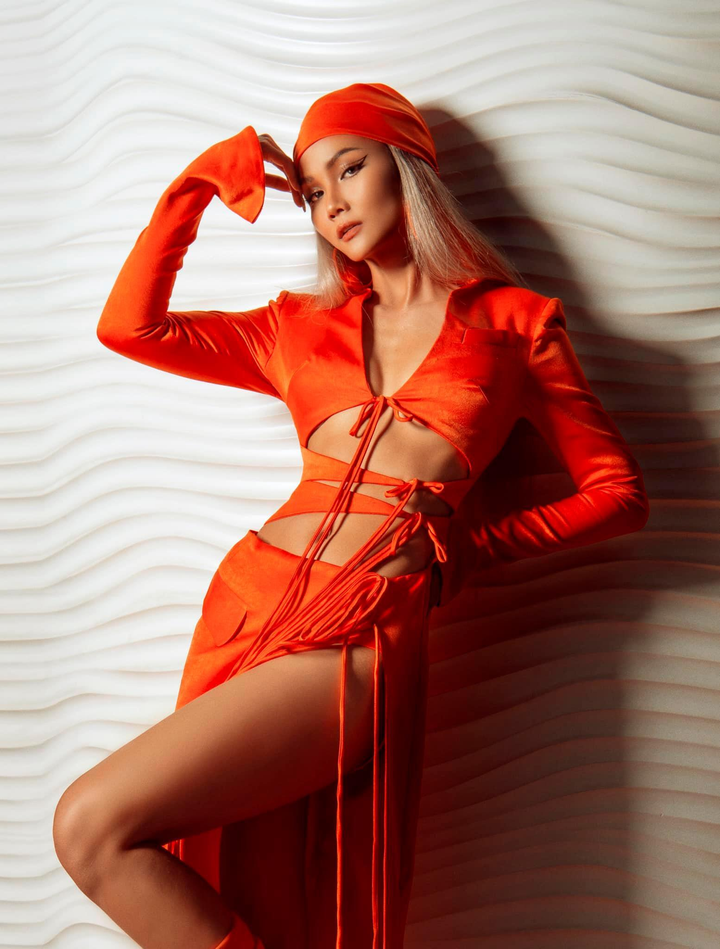 H'Hen Niê khoe phong cách thời trang gợi cảm, biến hóa khi ngồi 'ghế nóng' - 4