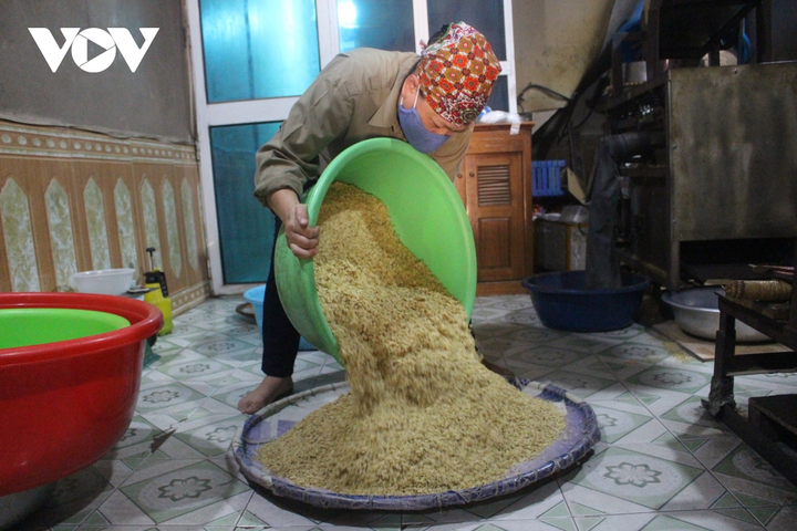 Ảnh: Làng cốm Mễ Trì đỏ lửa rộn ràng khi Hà Nội 'bình thường mới' - 5