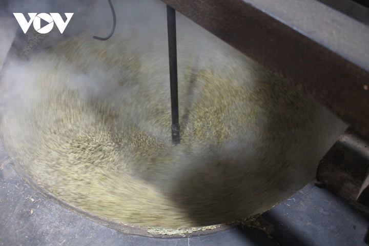 Ảnh: Làng cốm Mễ Trì đỏ lửa rộn ràng khi Hà Nội 'bình thường mới' - 12