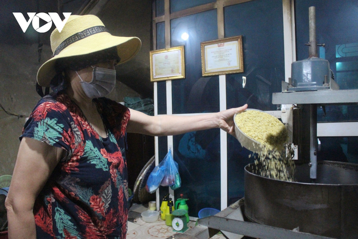 Ảnh: Làng cốm Mễ Trì đỏ lửa rộn ràng khi Hà Nội 'bình thường mới' - 3