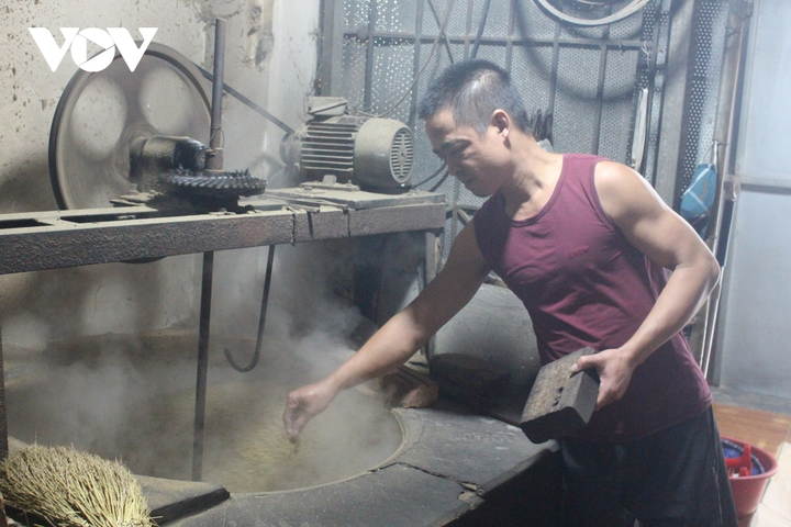 Ảnh: Làng cốm Mễ Trì đỏ lửa rộn ràng khi Hà Nội 'bình thường mới' - 7