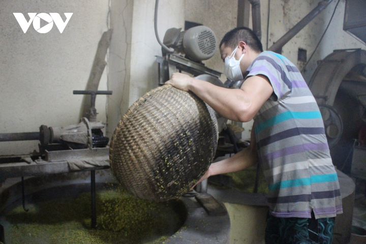 Ảnh: Làng cốm Mễ Trì đỏ lửa rộn ràng khi Hà Nội 'bình thường mới' - 1