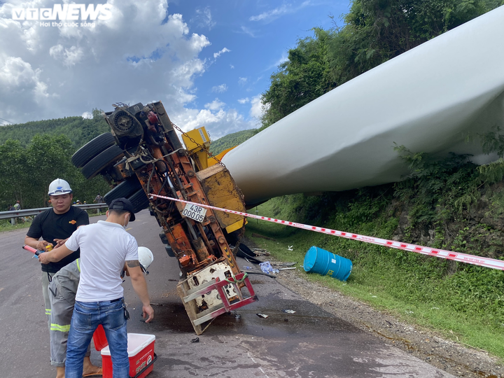 Xe siêu trường chở thiết bị điện gió lật giữa đèo An Khê, giao thông ách tắc - 4