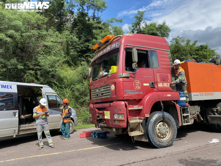 Xe siêu trường chở thiết bị điện gió lật giữa đèo An Khê, giao thông ách tắc - 10