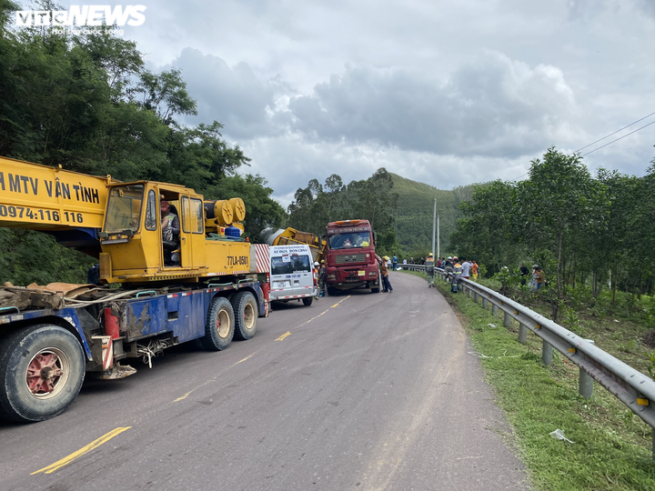 Xe siêu trường chở thiết bị điện gió lật giữa đèo An Khê, giao thông ách tắc - 6