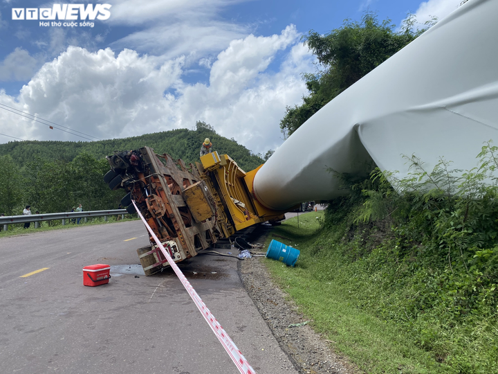 Xe siêu trường chở thiết bị điện gió lật giữa đèo An Khê, giao thông ách tắc - 3