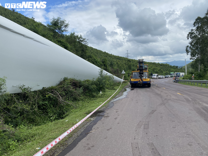 Xe siêu trường chở thiết bị điện gió lật giữa đèo An Khê, giao thông ách tắc - 7