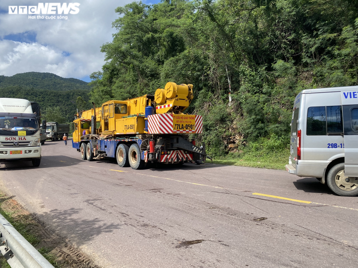 Xe siêu trường chở thiết bị điện gió lật giữa đèo An Khê, giao thông ách tắc - 9