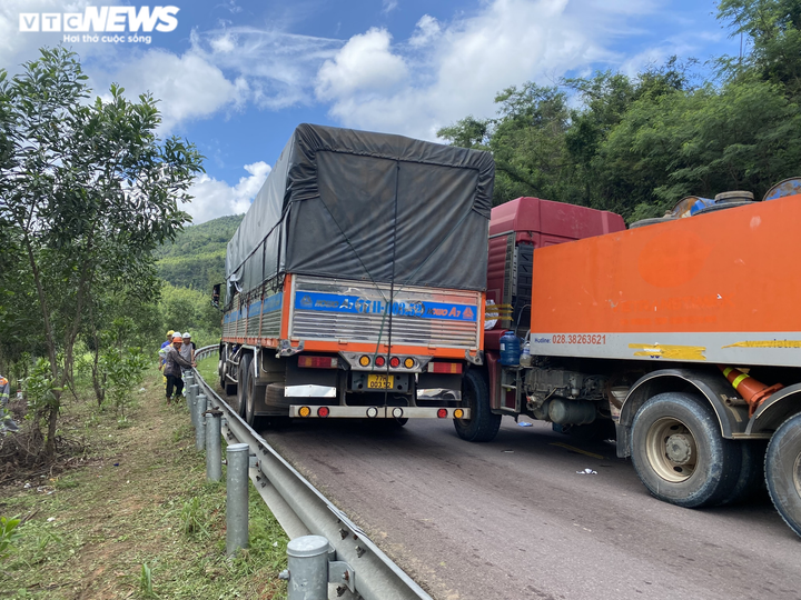 Xe siêu trường chở thiết bị điện gió lật giữa đèo An Khê, giao thông ách tắc - 8