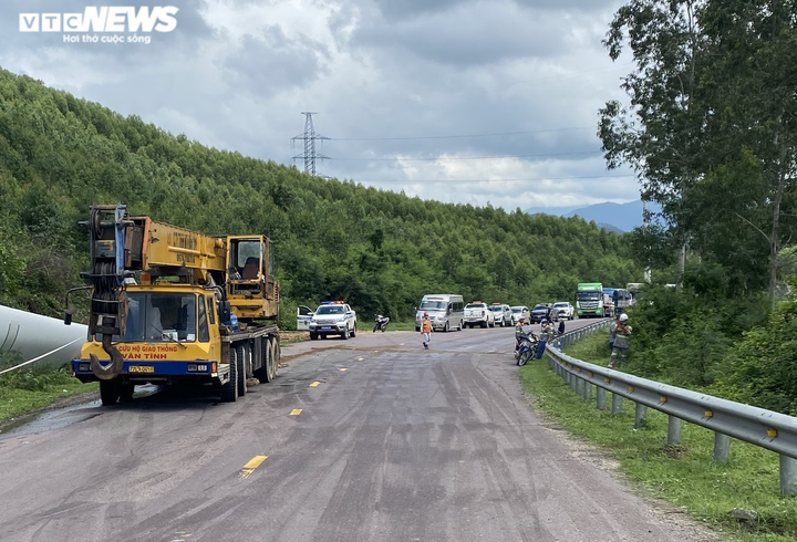 Xe siêu trường chở thiết bị điện gió lật giữa đèo An Khê, giao thông ách tắc - 5