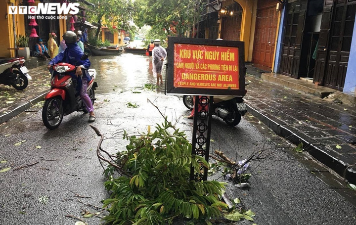 Du khách thích thú tham quan phố cổ Hội An mùa lũ, vì sao không tổ chức tour? - 3