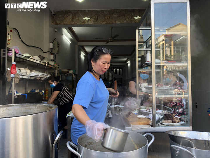Quán phở, bún bò ở TP.HCM đắt hàng trong ngày đầu được bán tại chỗ - 1