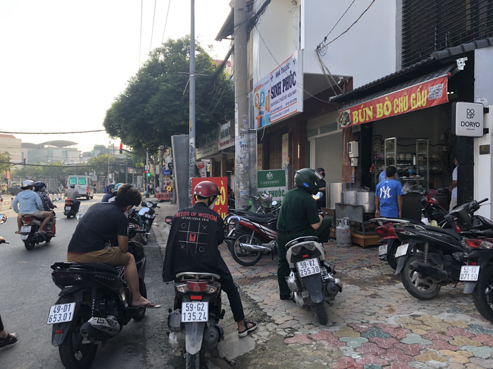 Quán phở, bún bò ở TP.HCM đắt hàng trong ngày đầu được bán tại chỗ - 4