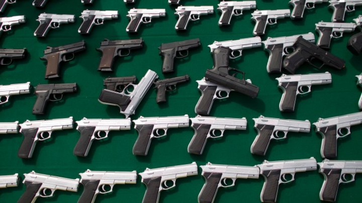 Kêu gọi cấm súng thật sau khi Alec Baldwin bắn chết người trên trường quay - 3