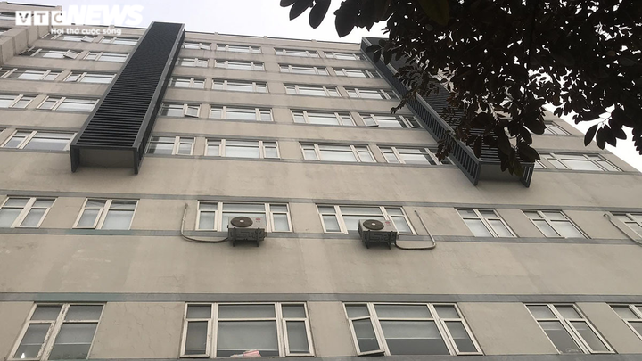 Hải Phòng: Bé 2 tuổi rơi từ tầng 9 bệnh viện xuống đất thiệt mạng - 2