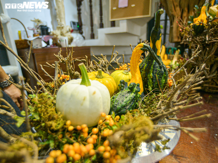 Cửa hàng hốt bạc với bí ngô Halloween khổng lồ đắt đỏ - 7