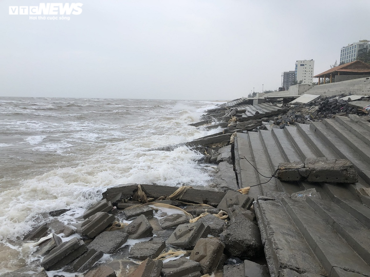 Kè 26 tỷ đồng mới xây 2 năm bị sóng đánh toác ở Quảng Bình: Thông tin mới nhất - 1