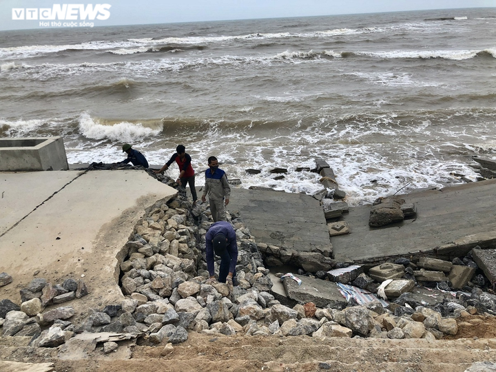 Kè 26 tỷ đồng mới xây 2 năm bị sóng đánh toác ở Quảng Bình: Thông tin mới nhất - 3