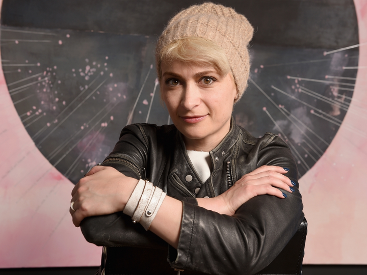 Kêu gọi cấm súng thật sau khi Alec Baldwin bắn chết người trên trường quay - 1