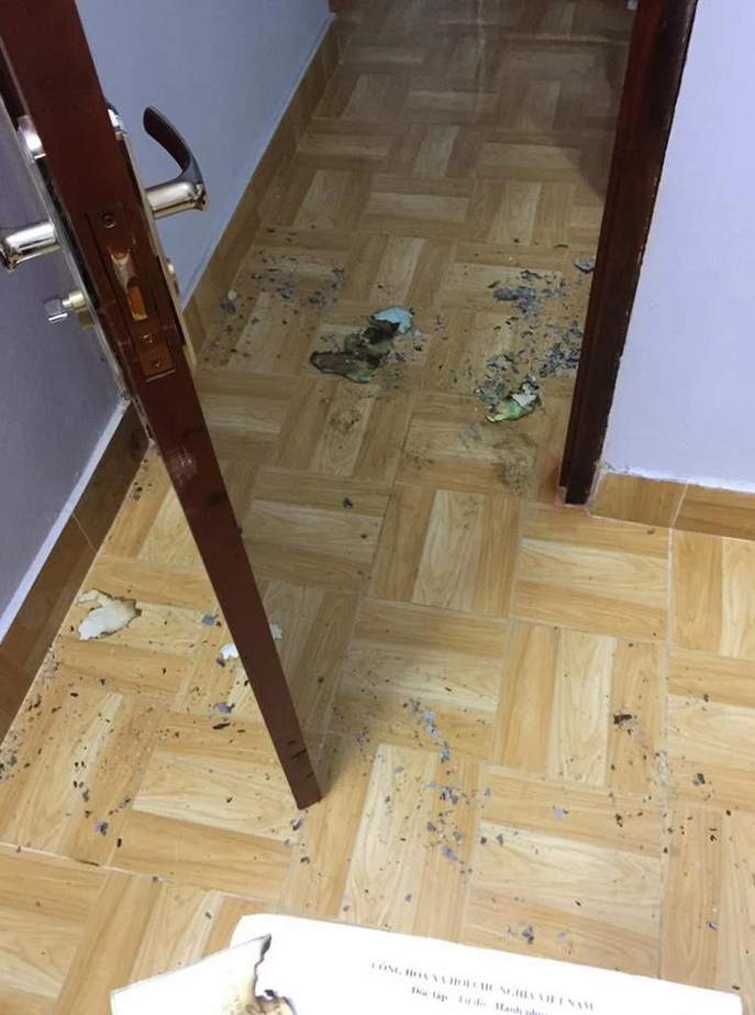 Đôi trẻ cãi nhau: Vợ đốt giấy hun khói phòng, chồng có màn trả đũa gây ‘tái mặt’ - 2