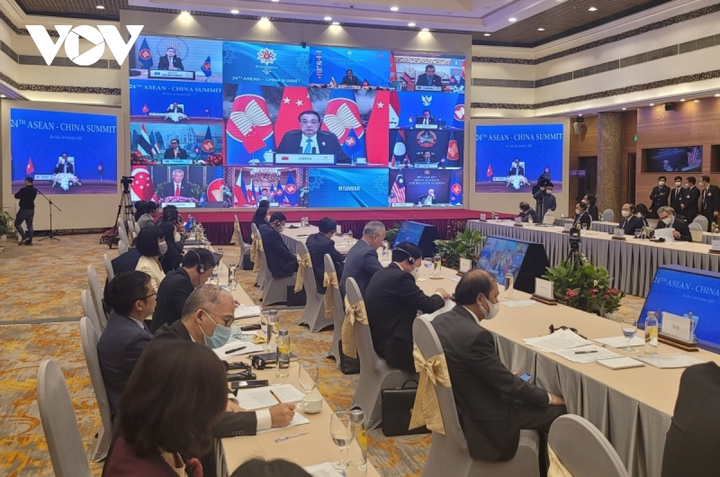 Ảnh: Nhìn lại chuỗi hoạt động của Thủ tướng Việt Nam tại Hội nghị cấp cao ASEAN - 8