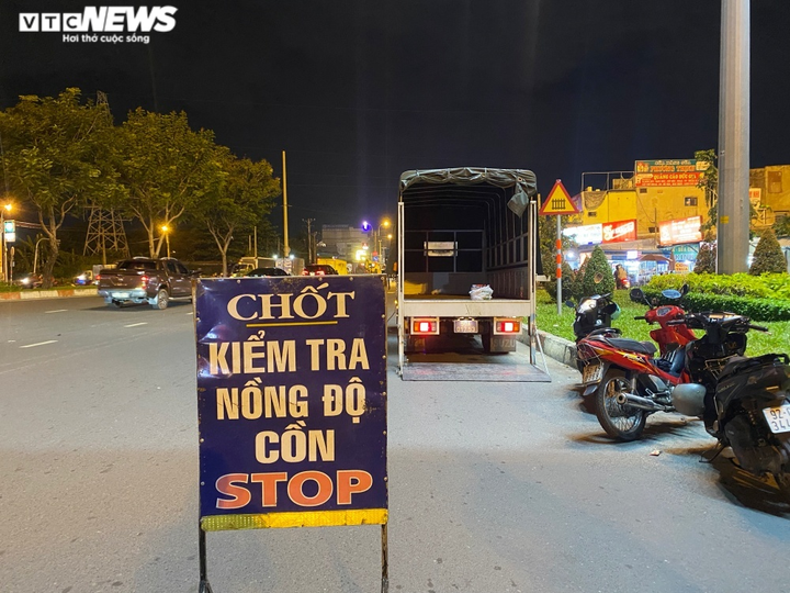 Ảnh: Nhiều tài xế ở TP.HCM bị tạm giữ xe do vi phạm nồng độ cồn - 1