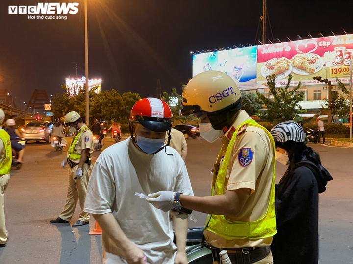 Ảnh: Nhiều tài xế ở TP.HCM bị tạm giữ xe do vi phạm nồng độ cồn - 2