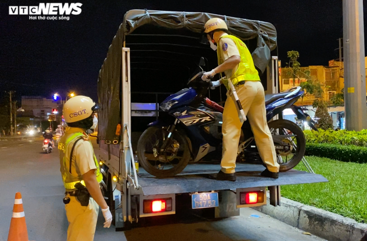 Ảnh: Nhiều tài xế ở TP.HCM bị tạm giữ xe do vi phạm nồng độ cồn - 9