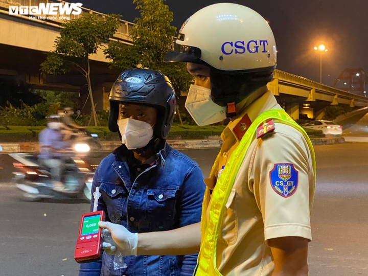 Ảnh: Nhiều tài xế ở TP.HCM bị tạm giữ xe do vi phạm nồng độ cồn - 3