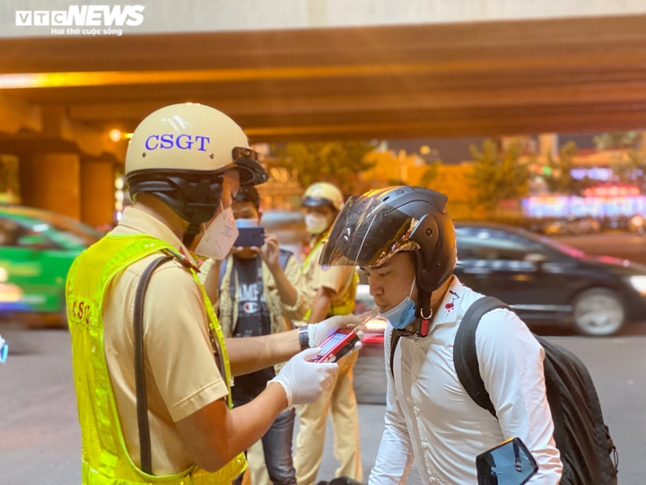 Ảnh: Nhiều tài xế ở TP.HCM bị tạm giữ xe do vi phạm nồng độ cồn - 4