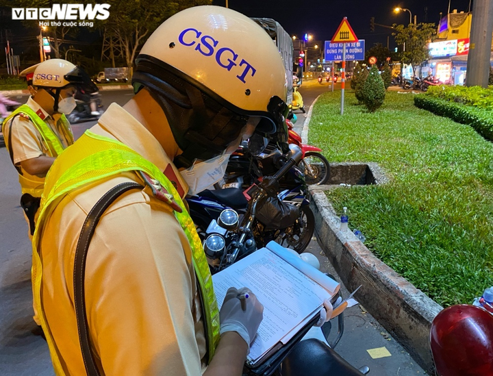 Ảnh: Nhiều tài xế ở TP.HCM bị tạm giữ xe do vi phạm nồng độ cồn - 6