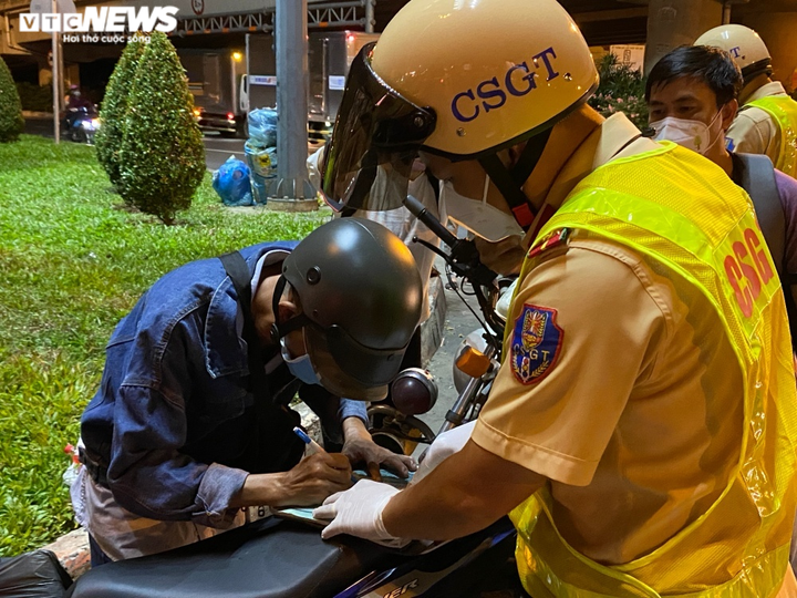 Ảnh: Nhiều tài xế ở TP.HCM bị tạm giữ xe do vi phạm nồng độ cồn - 8