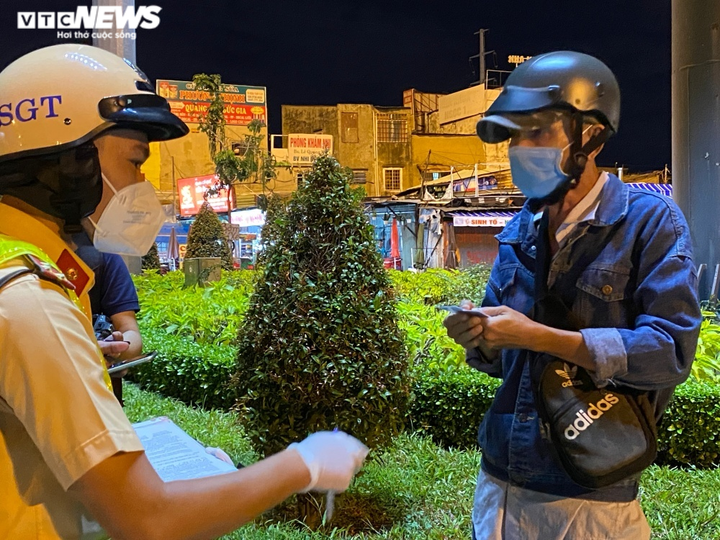 Ảnh: Nhiều tài xế ở TP.HCM bị tạm giữ xe do vi phạm nồng độ cồn - 7