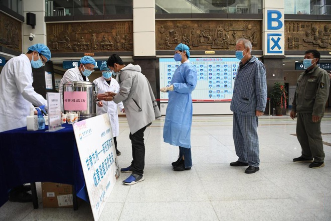 Trung Quốc ghi nhận ca mắc COVID-19 cộng đồng cao nhất trong hơn 6 tuần - 1