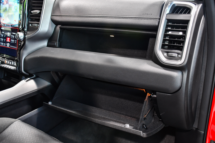 RAM 1500 Laramie Night Edition ảnh 30 Chi tiết bán tải RAM 1500 Laramie Night Edition giá gần 5,5 tỷ đồng - 30