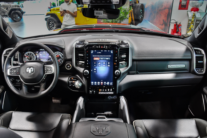 Chi tiết bán tải RAM 1500 Laramie Night Edition giá gần 5,5 tỷ đồng - 16