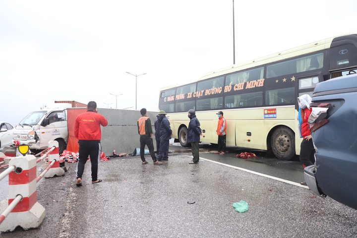 Hà Nội: 4 ô tô tông liên hoàn, đường Vành đai 3 trên cao tắc cứng 15km - 1