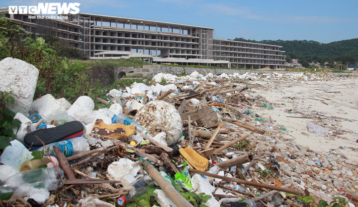 Ảnh: Kinh hãi rác thải đại dương bủa vây những bãi tắm nổi tiếng ở Quảng Ninh - 10