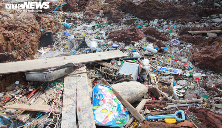 Ảnh: Kinh hãi rác thải đại dương bủa vây những bãi tắm nổi tiếng ở Quảng Ninh - 12