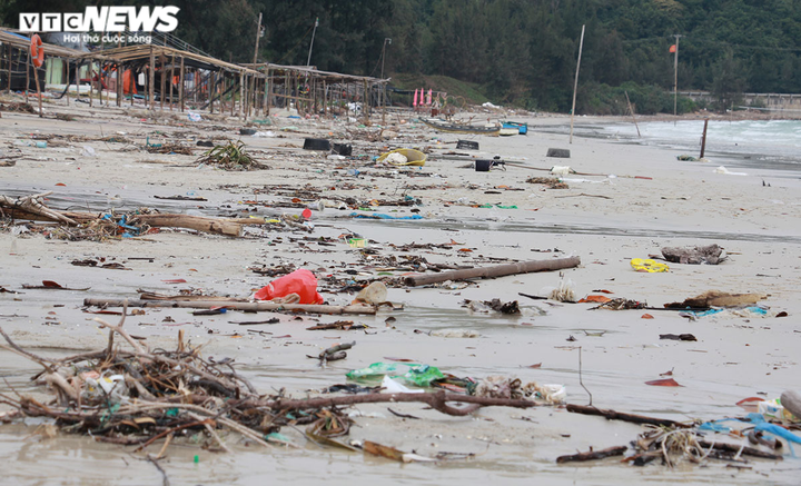 Ảnh: Kinh hãi rác thải đại dương bủa vây những bãi tắm nổi tiếng ở Quảng Ninh - 13