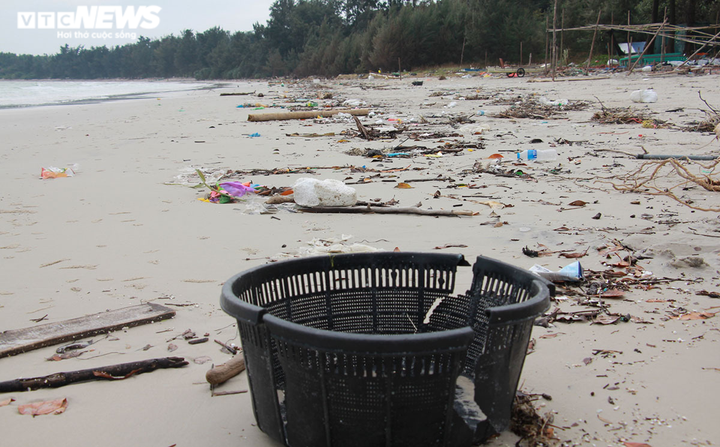 Ảnh: Kinh hãi rác thải đại dương bủa vây những bãi tắm nổi tiếng ở Quảng Ninh - 15