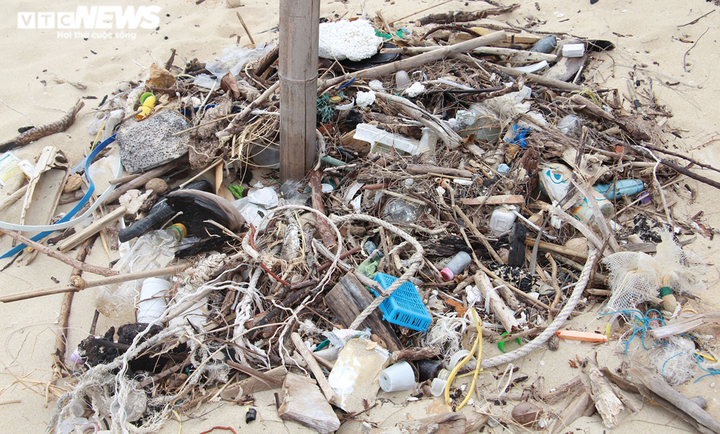 Ảnh: Kinh hãi rác thải đại dương bủa vây những bãi tắm nổi tiếng ở Quảng Ninh - 19