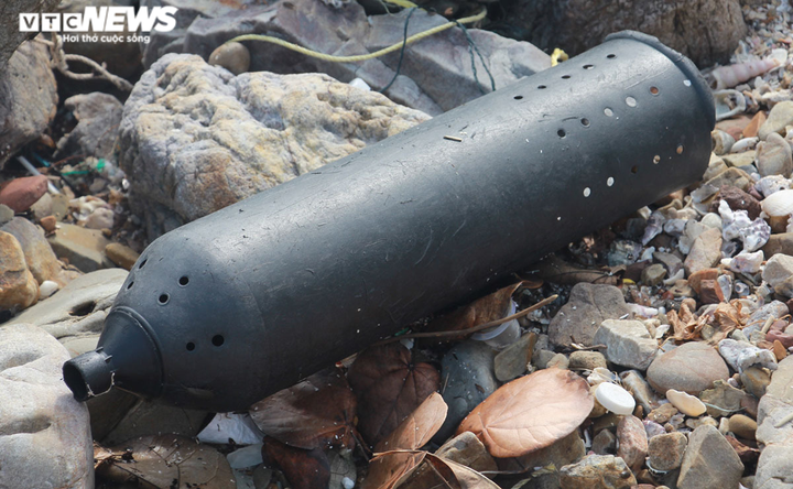 Ảnh: Kinh hãi rác thải đại dương bủa vây những bãi tắm nổi tiếng ở Quảng Ninh - 18