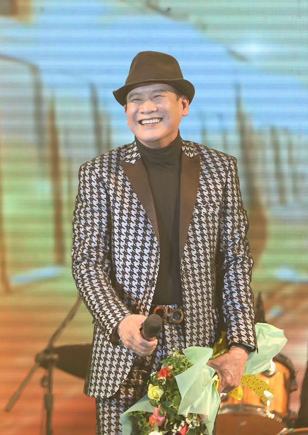 Cuộc sống độc thân của ca sĩ Tuấn Vũ tuổi 62 ở Mỹ - 7