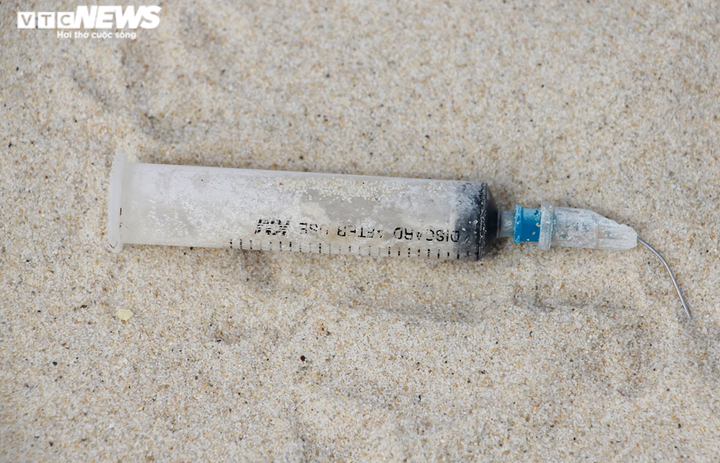 Ảnh: Kinh hãi rác thải đại dương bủa vây những bãi tắm nổi tiếng ở Quảng Ninh - 8